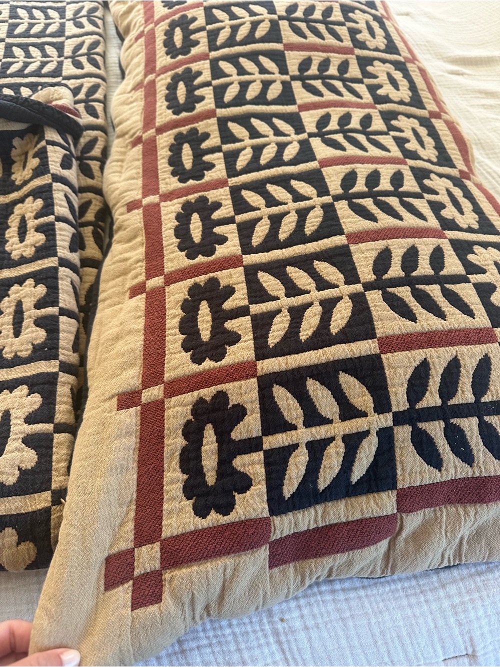 Schoolhouse Quilt set in Black, Beige, and Burgundy - Picture 2 of 3